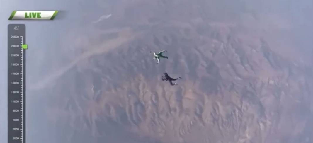 7620 metre yükseklikten atlayıp paraşütsüz yere indi. Tarihte uçuş ekipmanı olmadan atlayan ilk kişi - Resim: 6